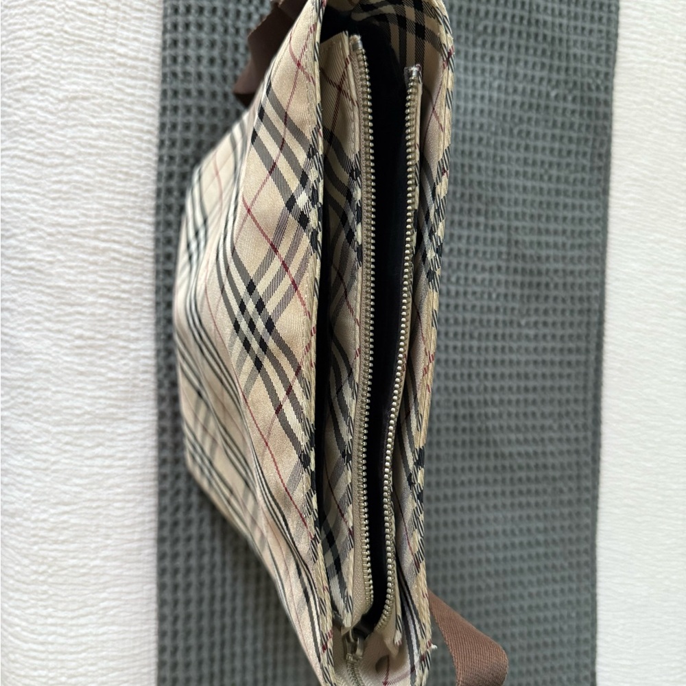 Chic Burberry Shoulder/Crossbody Bag - Picture 3 of 8
